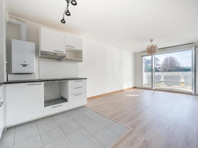 Appartement lumineux traversant 2 pièces 2 extérieurs à Persan