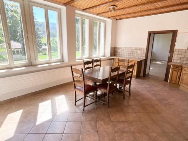 Appartement lumineux au rez de chaussée beaux volumes et espaces polyvalents