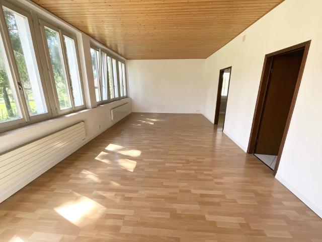 Appartement lumineux au rez de chaussée – beaux volumes et espaces polyvalents