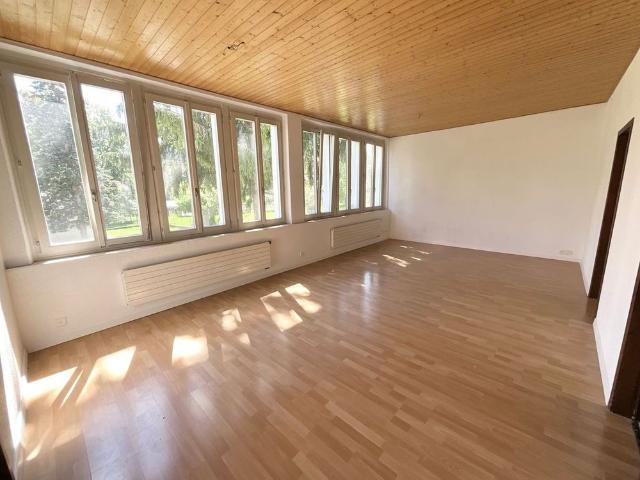 Appartement lumineux au rez de chaussée beaux volumes et espaces polyvalents