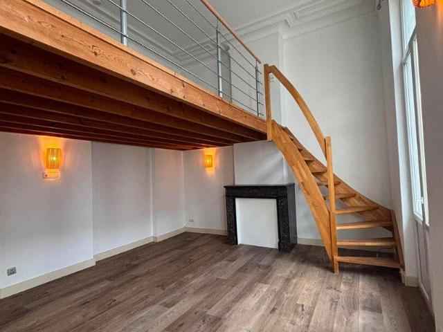Appartement lumineux avec bureau et chambre en mezzanine
