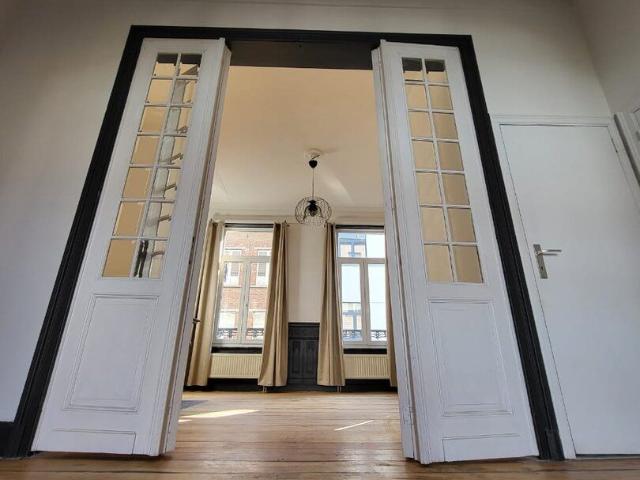 Appartement lumineux avec parquet et hauts plafonds
