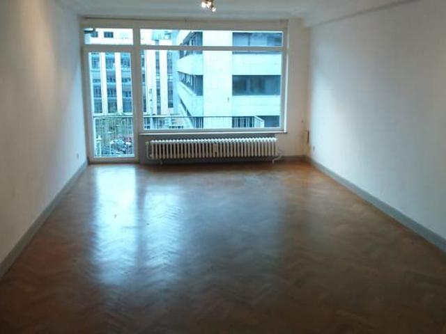 Appartement lumineux avec vue paysagère sur square