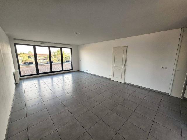 APPARTEMENT LUMINEUX AVEC VASTE TERRASSE