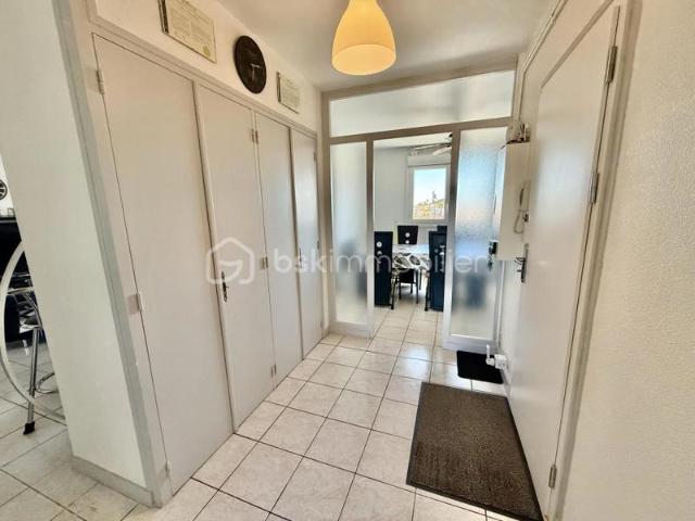 Appartement lumineux cinq pièces avec balcon, garage et cave ROYAN à cinq minutes à pied de la plage de Pontaillac