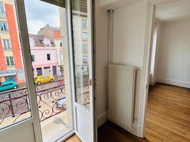 Appartement lumineux dans charmant immeuble avec parking