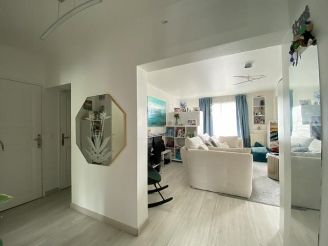 Appartement lumineux, double séjour, balcon verdoyant, quart. 71m² Domont