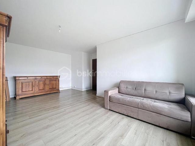 Appartement lumineux en 4 pièces avec 3 chambres 2 extérieurs / Parking et Cave privés