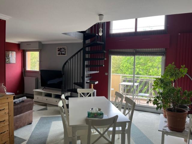 Appartement lumineux en duplex 2 chambres et grande mezzanine dans résidence arborée et sécurisée avec piscine