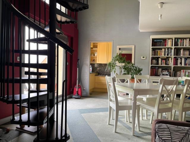 Appartement lumineux en duplex 2 chambres et grande mezzanine dans résidence arborée et sécurisée avec piscine