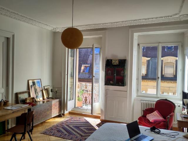 Appartement lumineux situé au 3ᵉ étage, côté ouest, en pignon d’immeuble