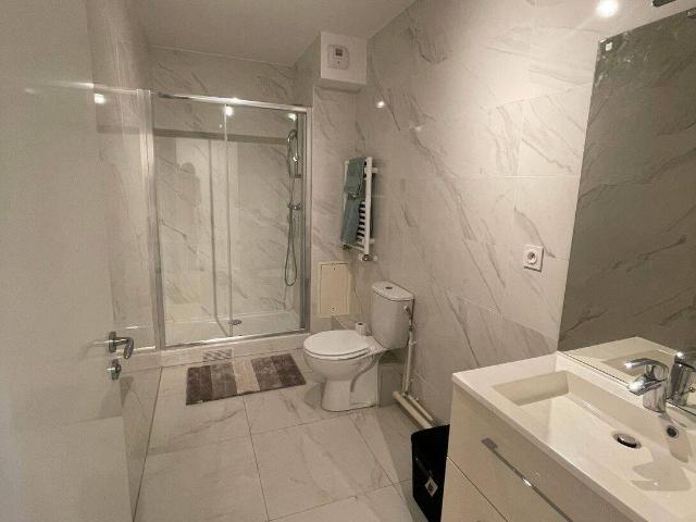 Appartement luxueux neuf et jamais occupé dans un immeuble récent