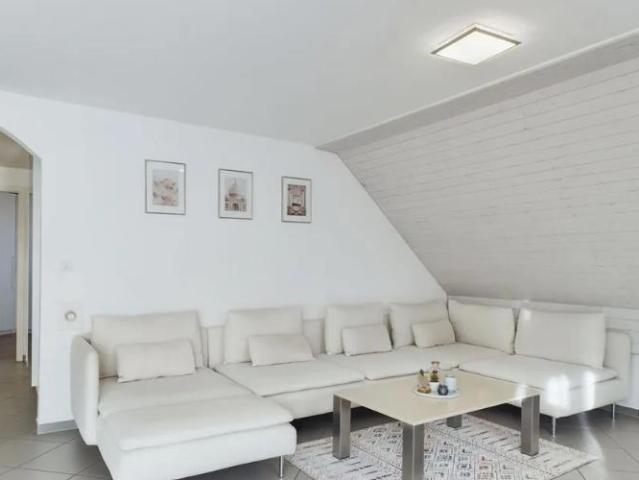 Appartement mansardé de 3,5 pièces à Zug – Lumineux, spacieux et prêt à emménager