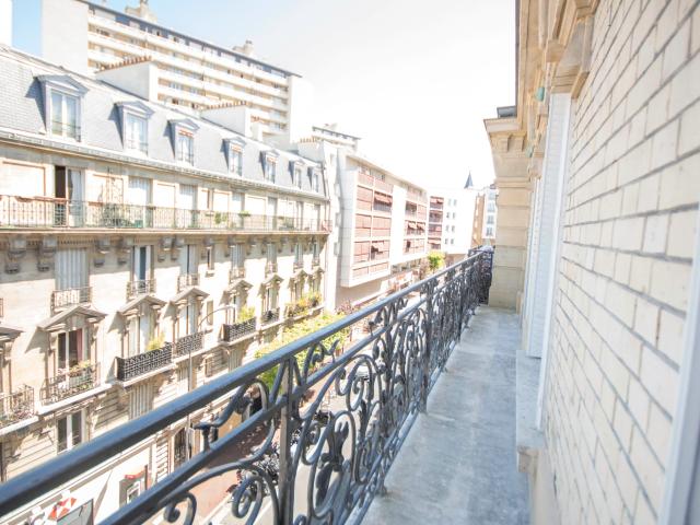appartement MAIRIE D\’ISSY: Superbe appartement refait à neuf avec balcon filant