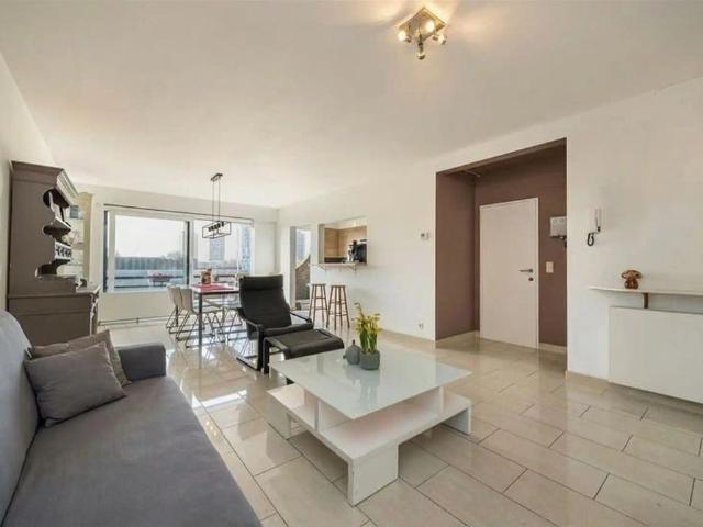 Appartement met 2 terrassen en garagebox in doodlopende straat