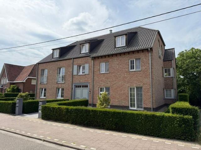 Appartement met 2 slaapkamers, terras en carport