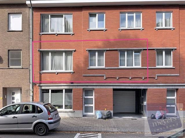 Appartement met 2 slaapkamers, balkon en garagebox in Has.