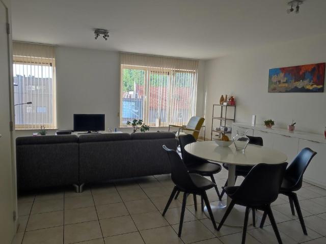 Appartement met 2 slaapkamers, klein terras en garage