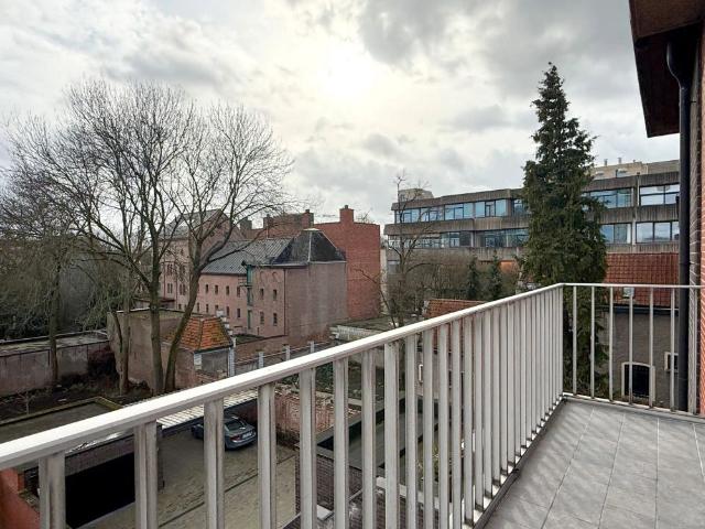 Appartement met 2 slaapkamers op topligging aan de Grote Markt in Beveren