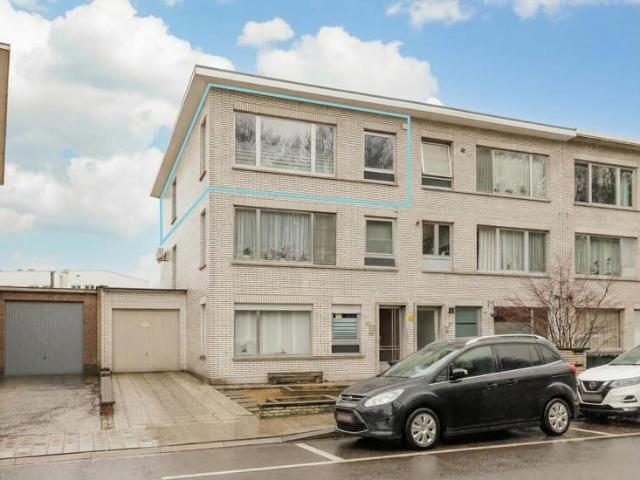 Appartement met 2 slpks, terras en berging te Wommelgem!