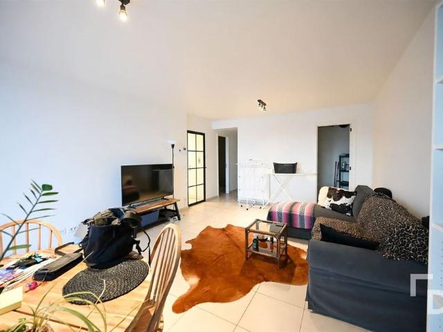 Appartement met ingebouwde kasten en parkeerplaats in