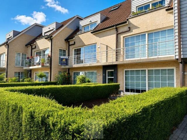 Appartement met staanplaats en garage in charmante Meetkerke