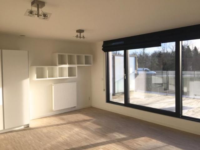 Appartement met strakke en moderne vormgeving, véél lichtinval en een groot terras