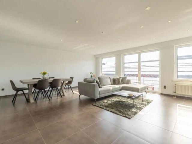 Appartement met twee slaapkamers, terras en autostaanplaats te midden van centrum