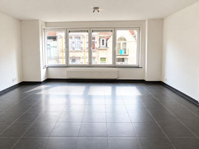 Appartement met twee slaapkamers op 100 meters van de markt te Blankenberge. In een gebouw met lift