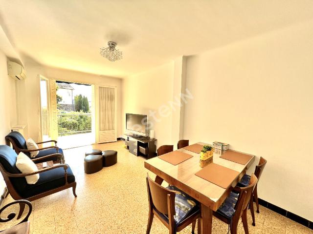 Appartement meublé 3 pièces, 3ème étage sans ascenseur, lumineux, vue mer et ville dégagée, au calme