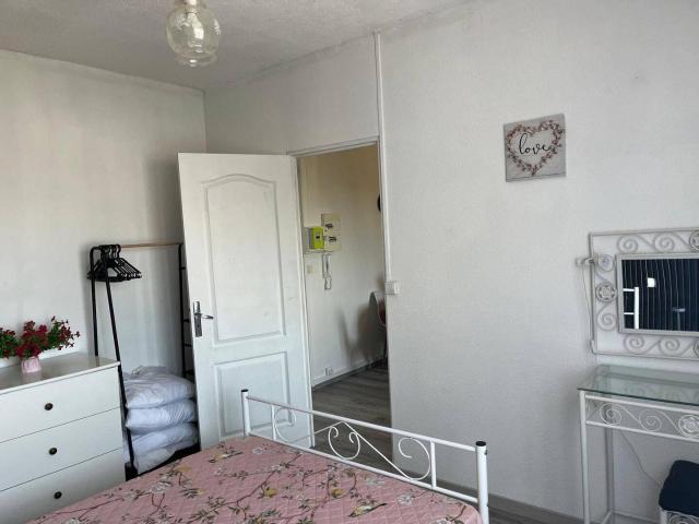 Appartement meublé climatisé tout équipé 2 pièces parking sécurisé accès portail digicode vidéosurveillance