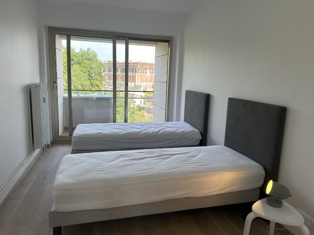 Appartement meublé À deux pas du centre avec balcon, cave et stationnement sécurisé