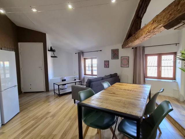 Appartement meublé à louer Centre historique de Romans sur Isère Dernier étage avec poutres apparentes