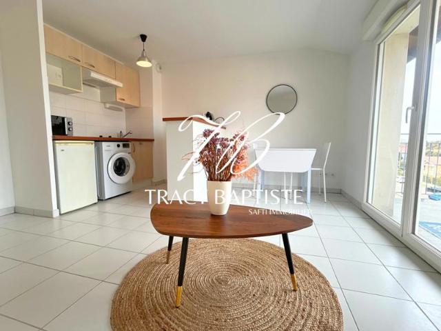 Appartement meublé avec balcon et stationnement, proche commodités à pied
