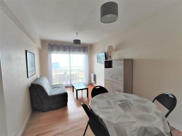 APPARTEMENT MEUBLE AVEC BALCON ET VUE MER