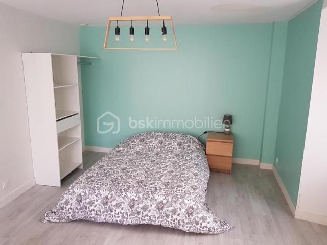 Appartement meublé avec locataire en place, idéalement situé en plein centre du Grand Fougeray