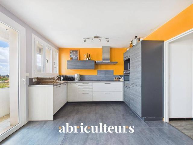Appartement meublé de 76m2 Avenue privée Balcon Dernier ét