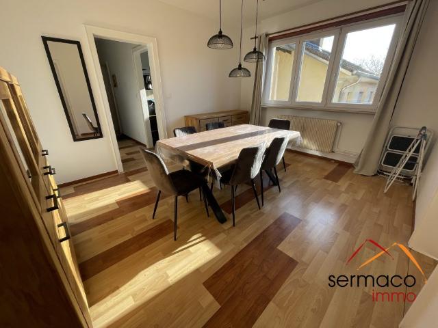 Appartement meublé de type F2 avec stationnement et balcon