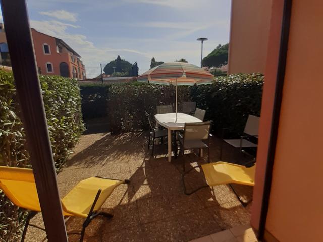 APPARTEMENT MEUBLE EN RDC DANS RÉSIDENCE AVEC PISCINE, 30 M2