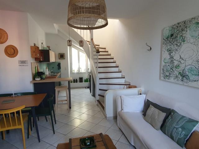Appartement meublé en triplex de 49m2 + 35m2 de combles aménagés