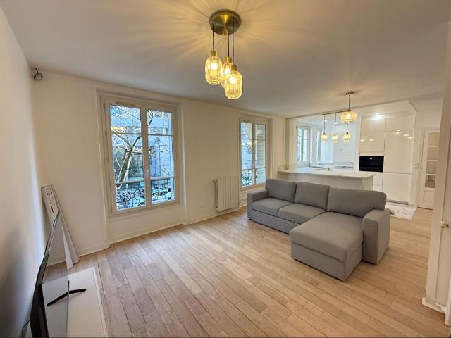 Appartement meublé neuf de 59 m2 rénové en entier 1 chambre avec double séjour