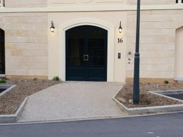 Appartement meublé neuf et parking
