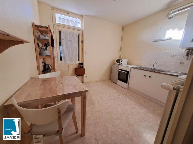 APPARTEMENT MEUBLÉ PROCHE CENTRE VILLE