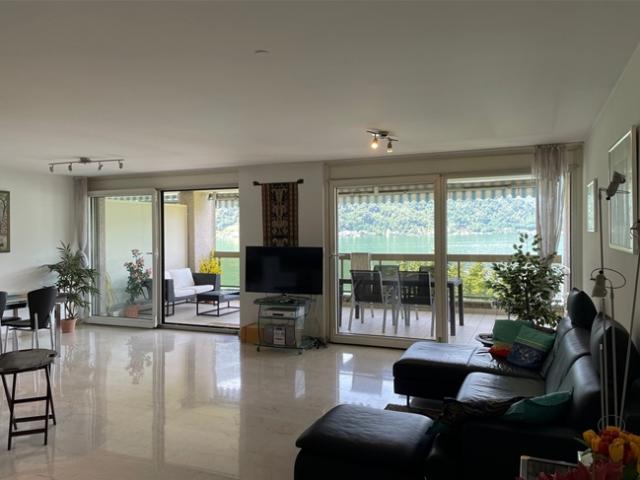 ! APPARTEMENT MIT ZWEI TERASSEN DIREKT AM SEE !