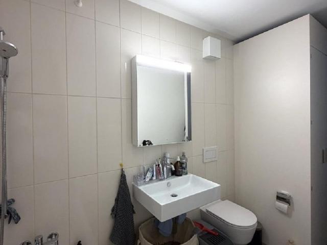 Appartement moderne de 2.5 pièces avec balcon et vue sur la ville à Zurich Binz