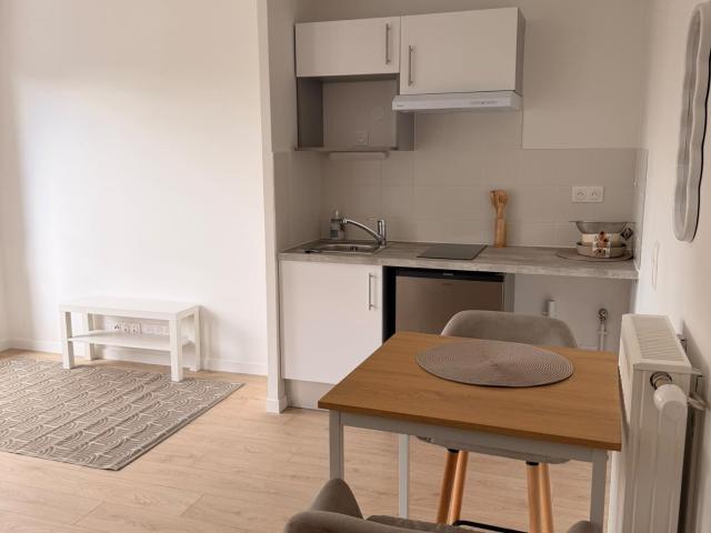 Appartement neuf lumineux à louer à Sucy en Brie, 1 pièce, étage 1