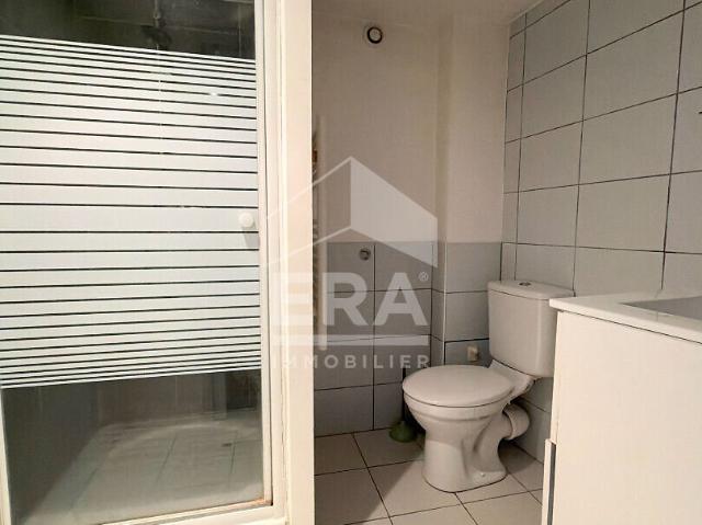 A LOUER PERTUIS 84120 CENTRE VILLE APPARTEMENT MEUBLE D'ENVIRON 24M²