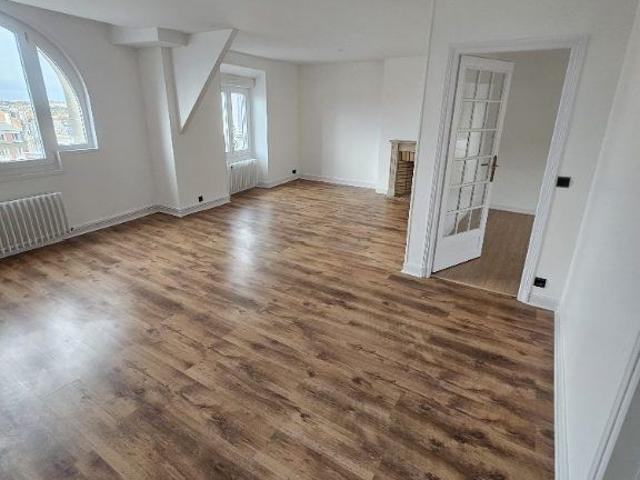 APPARTEMENT / Place Hôtel de Ville
