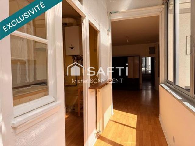 Appartement plein centre ville, rue piétonne, proximité de la place Gordaine