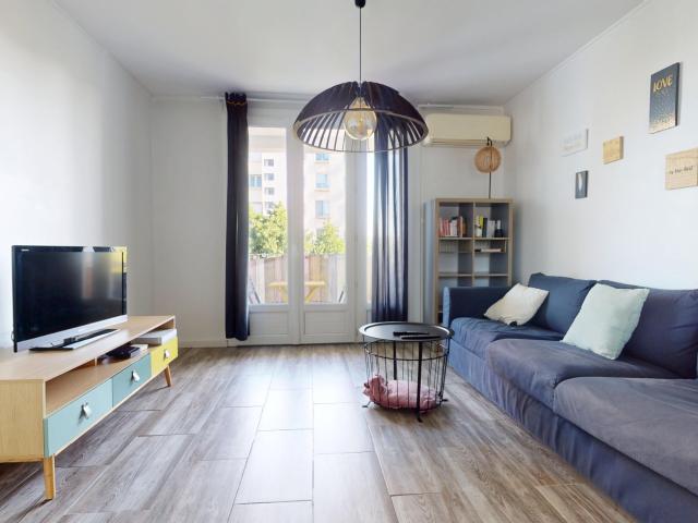 Appartement proche centre avec terasse et stationnement priv
